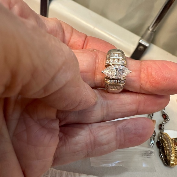 🌻Sophisticated Silver Ring with Marquise Diamond and Geometric Design - Picture 3 of 7